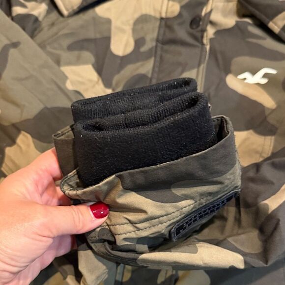 Hollister Camouflage All Weather  Jacket with Stretch with Faux Fur Hood. Size M - Picture 4 of 8